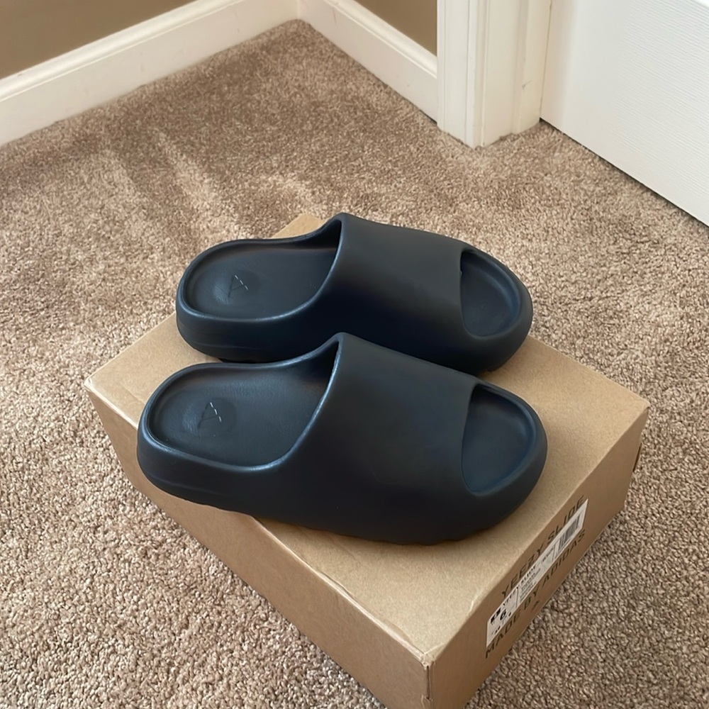 Mens fake Yeezy Slides, size 6/39